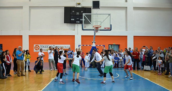 Bakan Bak, çocuklarla basketbol oynadı