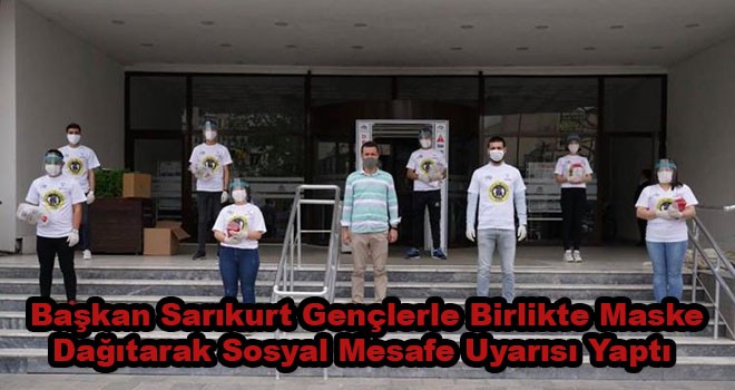 Başkan Sarıkurt Gençlerle Birlikte Maske Dağıtarak Sosyal Mesafe Uyarısı Yaptı