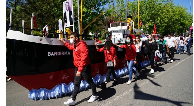 Bandırma Vapuru Eşliğinde 19 Mayıs Coşkusu