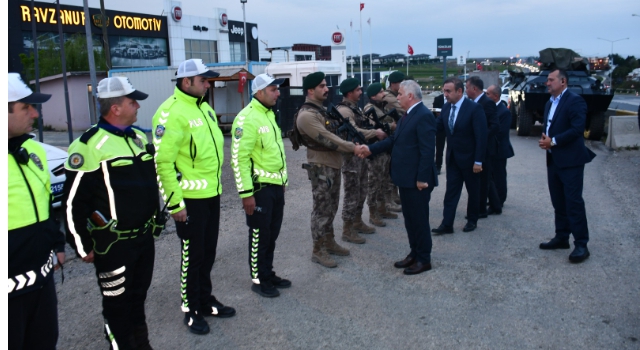 Vali Aziz Yıldırım Görev Başındaki Personelle Bayramlaştı