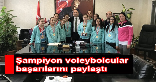 Şampiyon voleybolcular başarılını Müdür Üzgün ile paylaştı