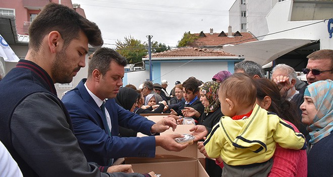 Başkan Sarıkurt Pazar Yerinde Aşure İkram Etti