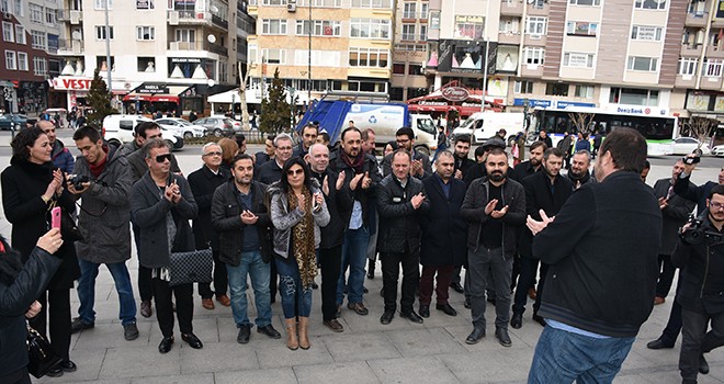 Çorlu’daki gazetecilerden Atatürk Anıtına 10 Ocak çelengi