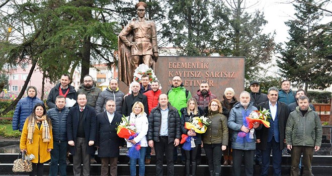 Çorlu Gazeteciler Derneği’nden Atatürk Anıtı’na Çelenk