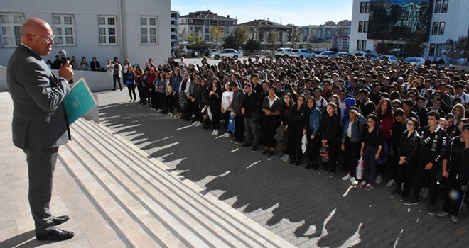 Çevreci Öğrenciler Ödülünü Başkan Eşkinat’tan Aldı