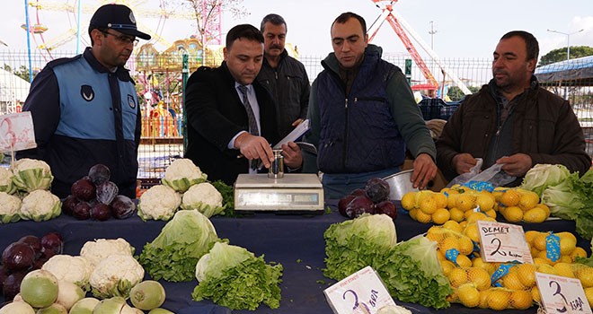 Zabıta ekiplerinden semt pazarına denetim