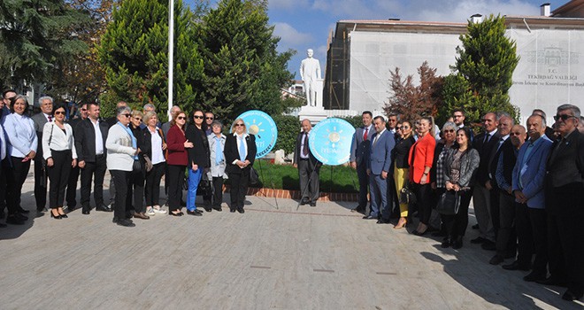 İYİ Parti’den Atatürk Anıtına Çelenk