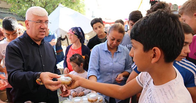 Başkan Yüksel pazarcı esnafına ve vatandaşlara aşure ikram etti