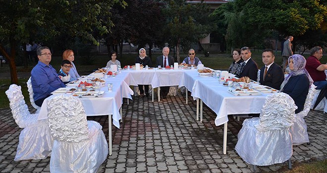 Vali Ceylan huzurevi sakinleri ve koruyucu ailelere iftarda buluştu