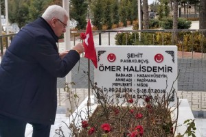 Başkan Yüksel Şehit Ömer Halisdemir’in Kabrini Ziyaret Etti