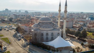 Merkez Camii'ne Modern Tente