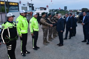 Vali Aziz Yıldırım Görev Başındaki Personelle Bayramlaştı