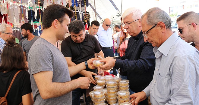 Başkan Yüksel Vatandaşlara Aşure İkram Etti