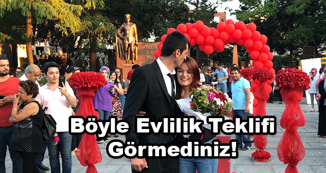 Doğum Günü Hediyesi Meydanda Evlilik Teklifi