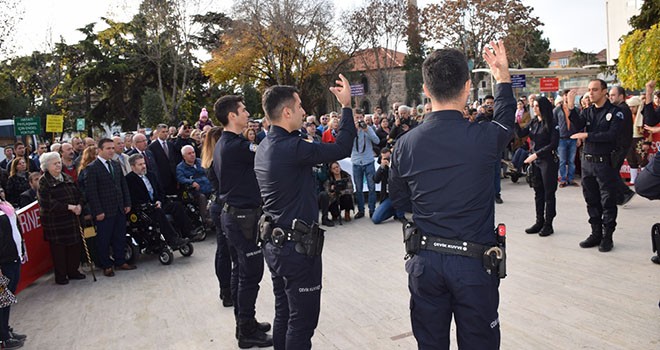 Polisler İstiklal Marşına İşaret Dili ile Eşlik Etti