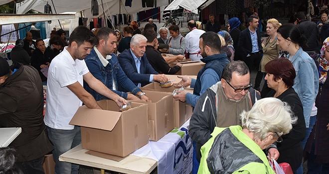 Çorlu Belediyesi’nden Salı Pazarında Aşure İkramı