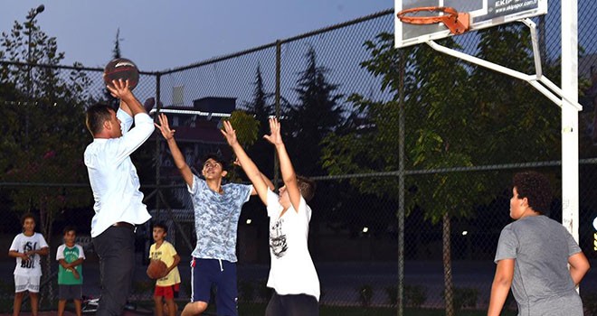 Başkan Sarıkurt, gençlerle basketbol oynadı