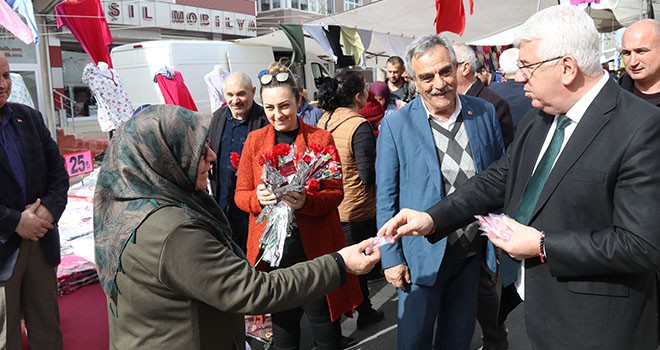 Başkan Yüksel’den Kadınlara Karanfilli Kutlama