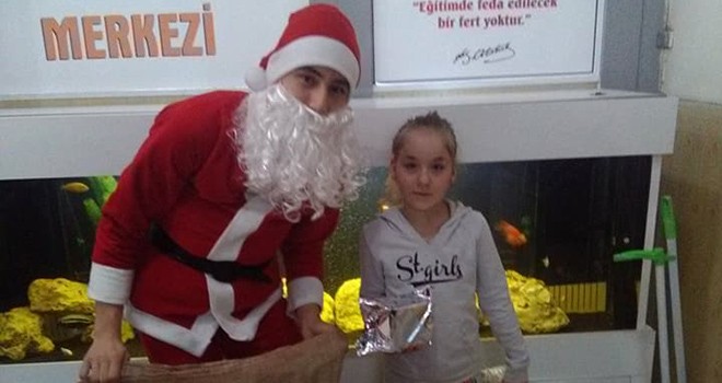 Öğrenciler noel baba ve noel anne olup özel öğrencileri sevindirdi