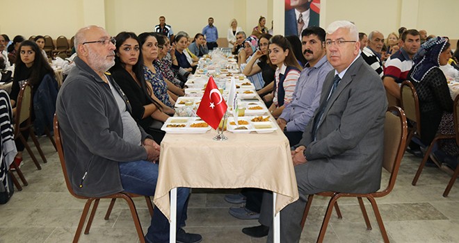 Ergene Belediye Başkanı Rasim Yüksel Muharrem ayı olması dolayısıyla ilçe sakinlerine iftar yemeği verdi.