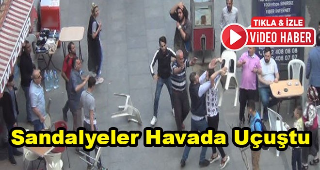 Sokak ortasında sandalyeler havada uçuştu