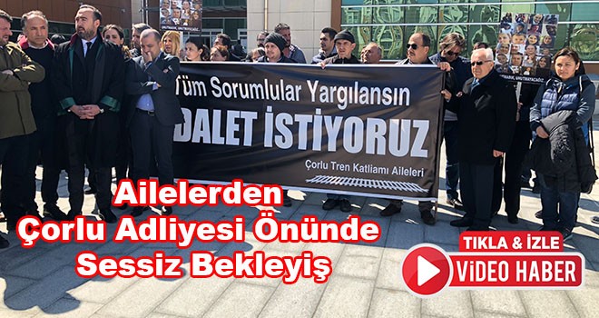 Çorlu’daki tren kazasında yakınlarını kaybeden ailelerden Çorlu Adliyesi önünde eylem