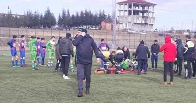 Dili boğazına kaçan futbolcuyu takım arkadaşı hayata döndürdü